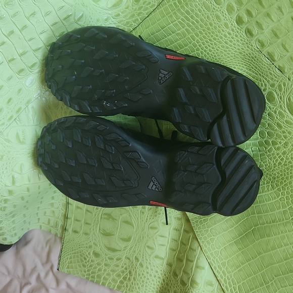 Adidas mens black Traxion shoes - Picture 3 of 3